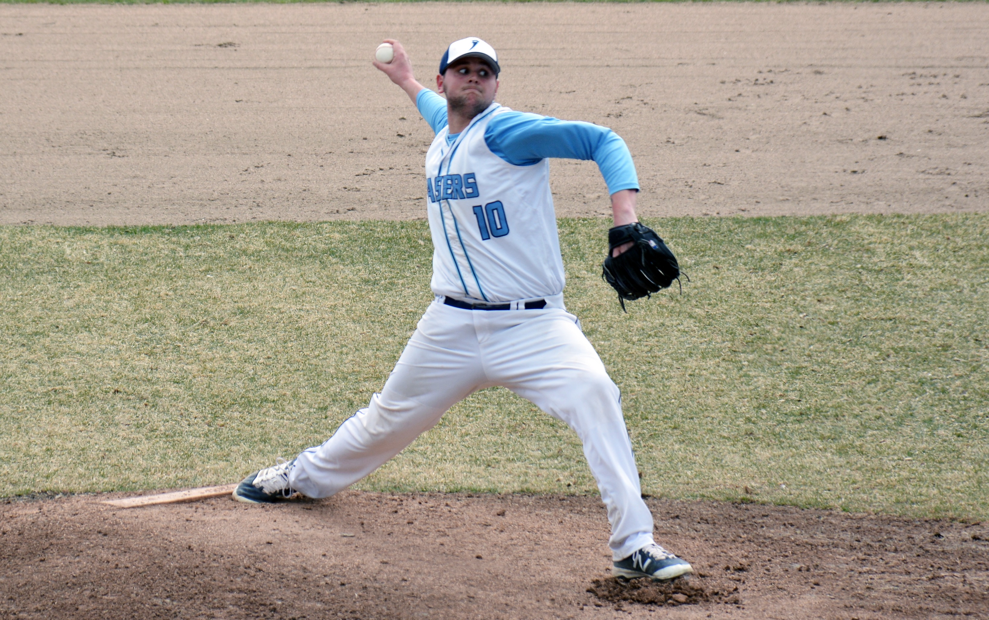 Lasell Baseball splits GNAC doubleheader with Norwich