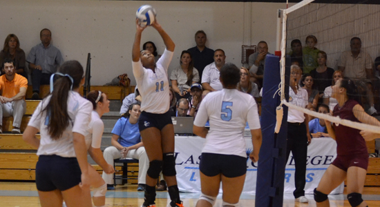 Women's Volleyball Knocks Off Wentworth 3-0 in Home Opener