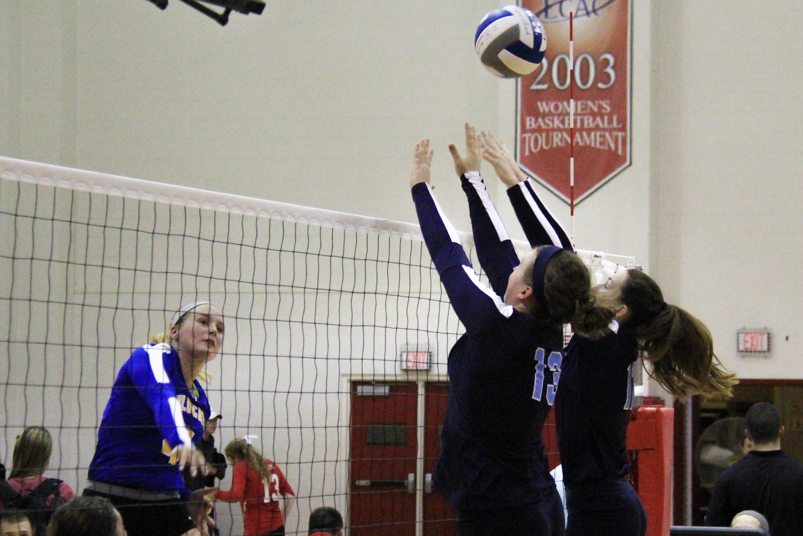 Women's Volleyball Goes 1-2 at Cardinal Classic