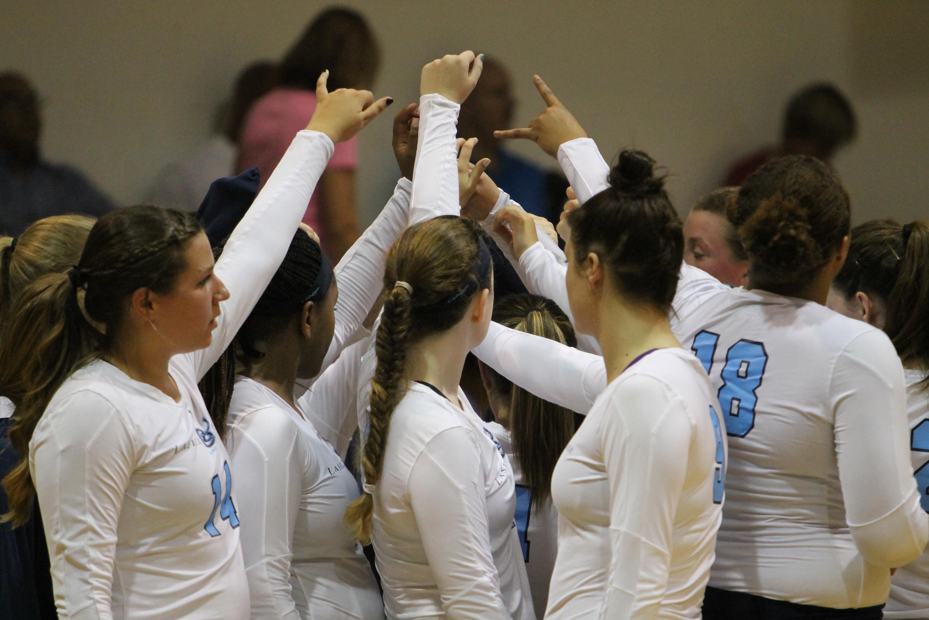 Women's Volleyball Rallies to Take Down Worcester State 3-2