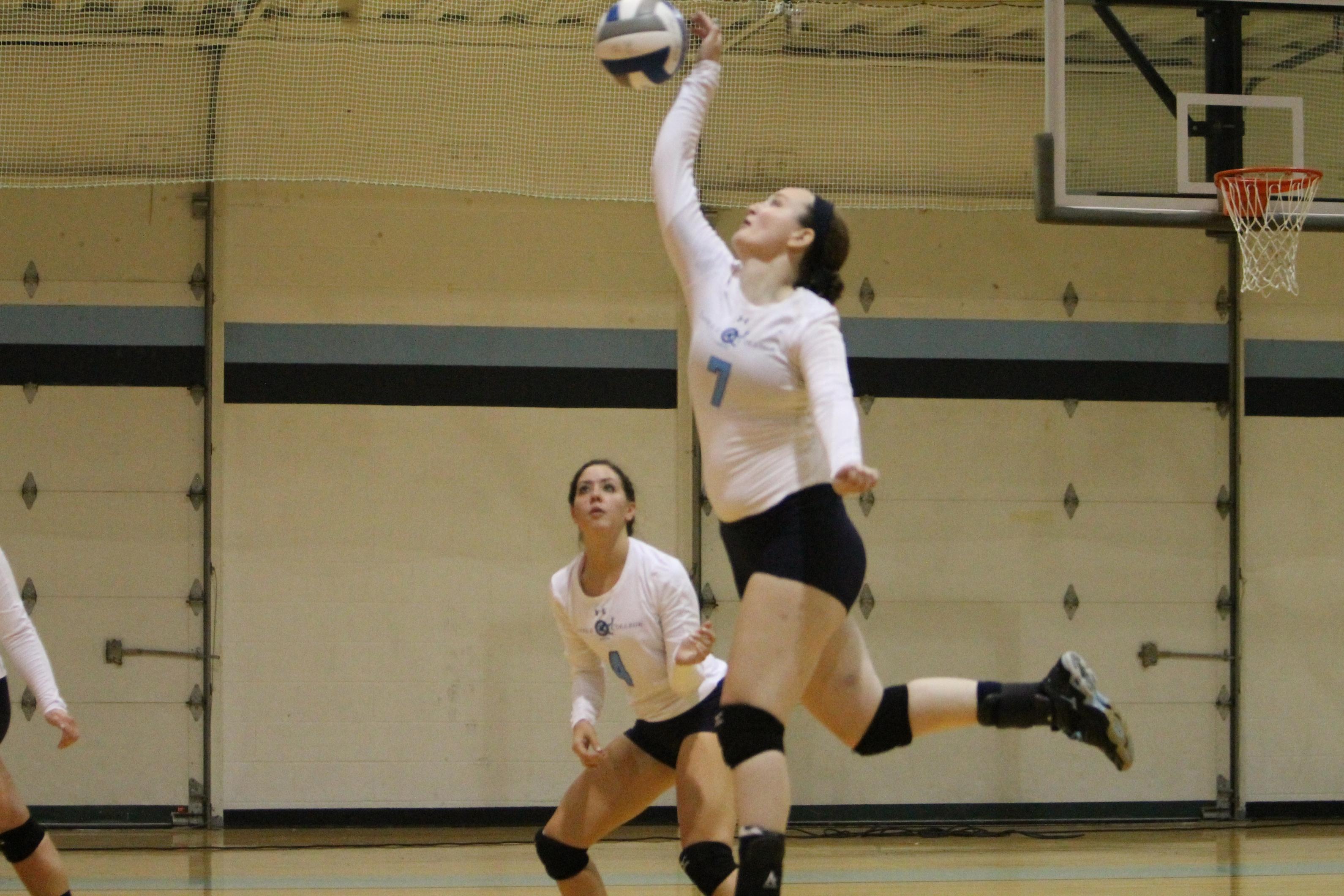 Women's Volleyball Splits a Pair of Games at Smith Tri-Match