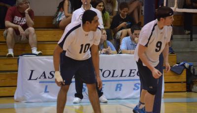 Men's Volleyball Evens Record at 3-3 with Victory at Regis
