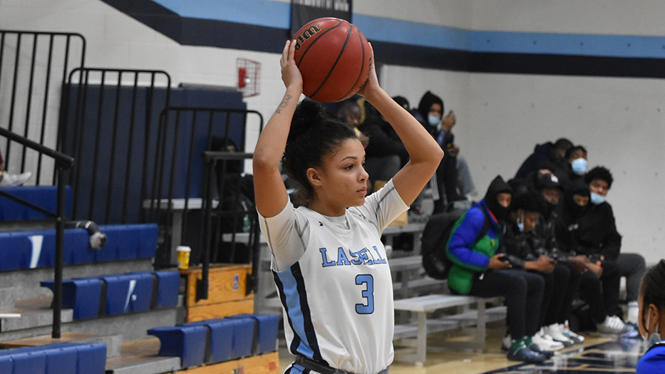 Women's Basketball: Juju Nealy drops career-high 22 points in 69-67 loss at Elms